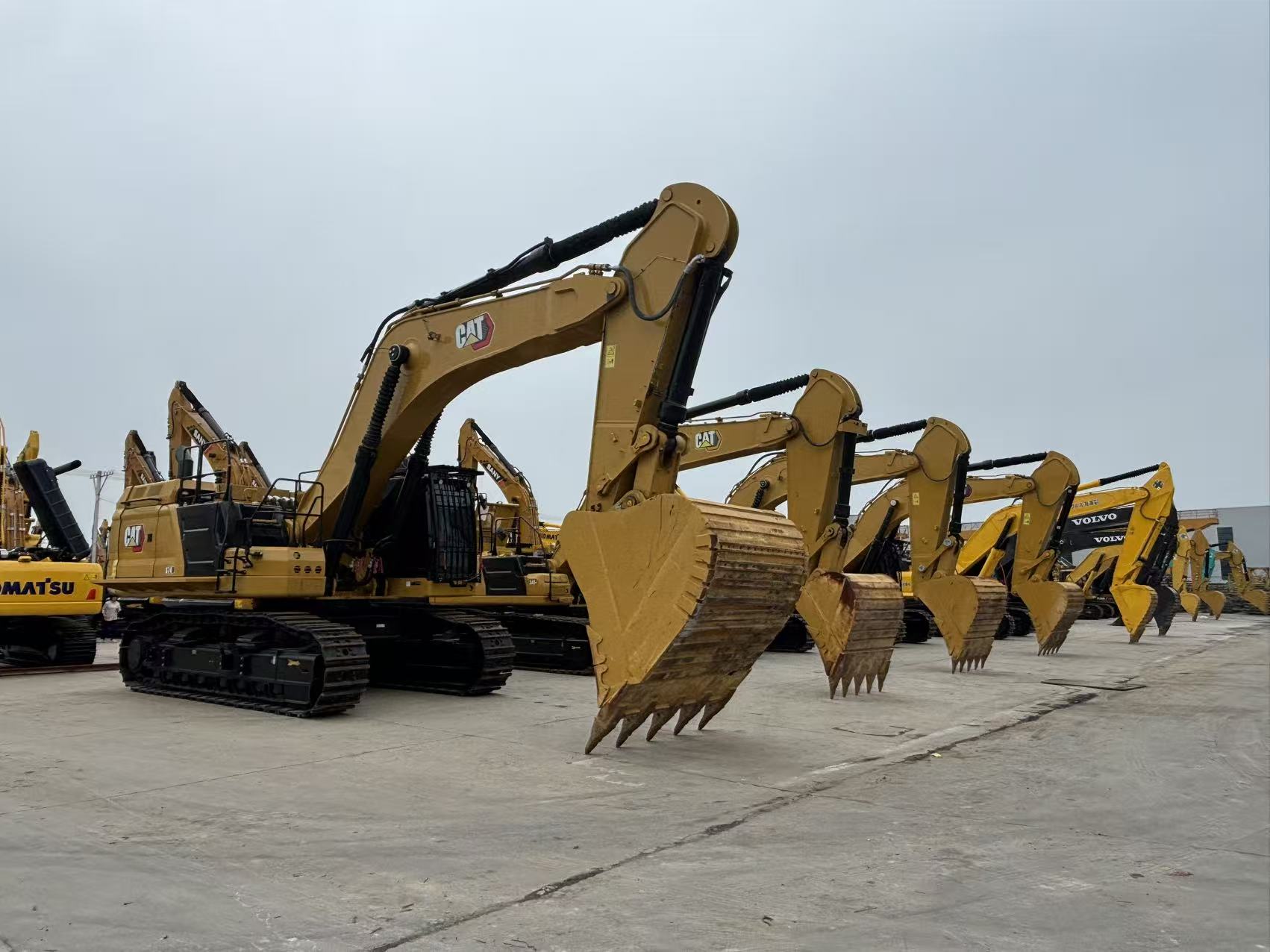 Cat 374 photo 1