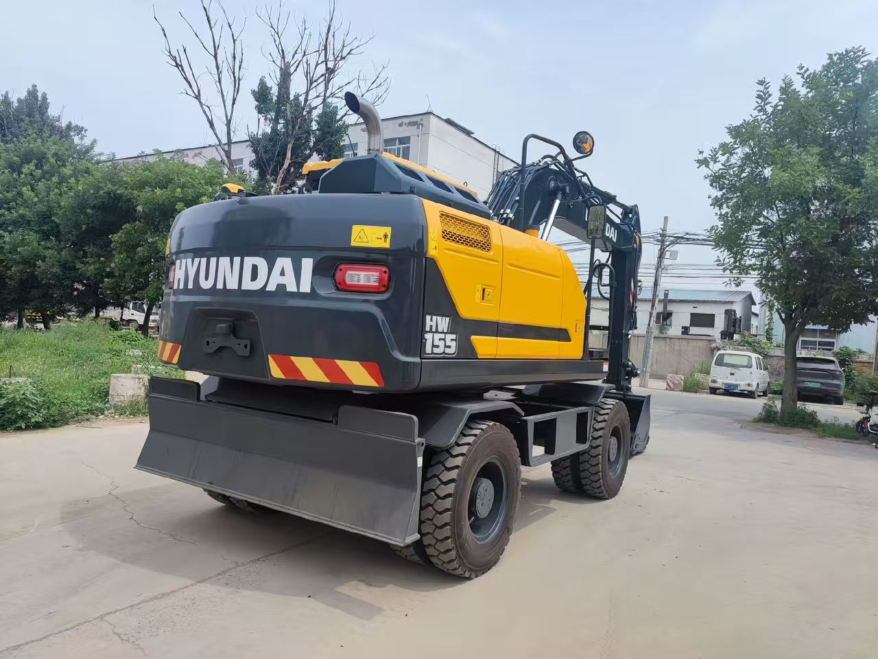 Hyundai HW155 wheeled excavator photo 3
