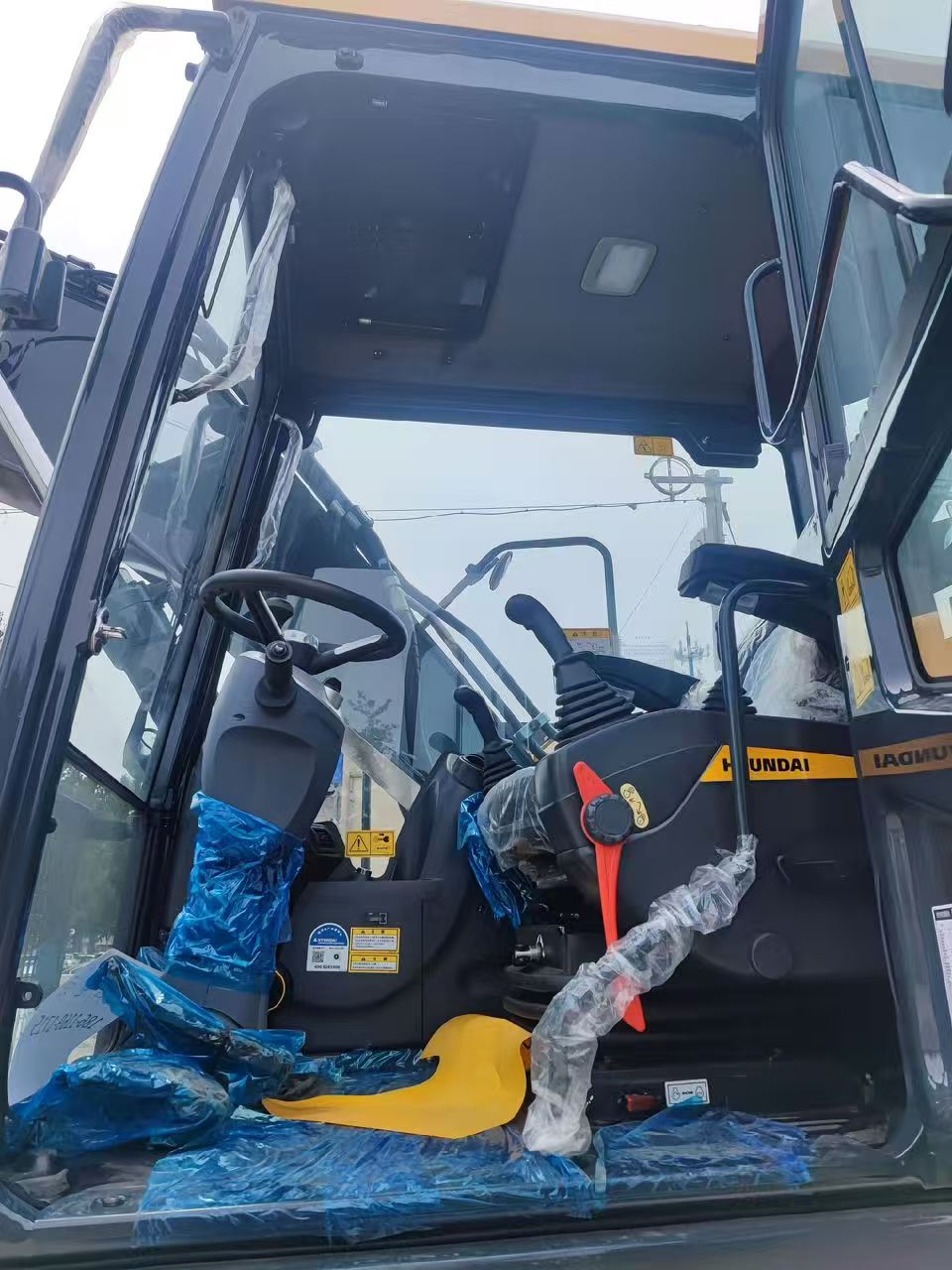 Hyundai HW155 wheeled excavator photo 5