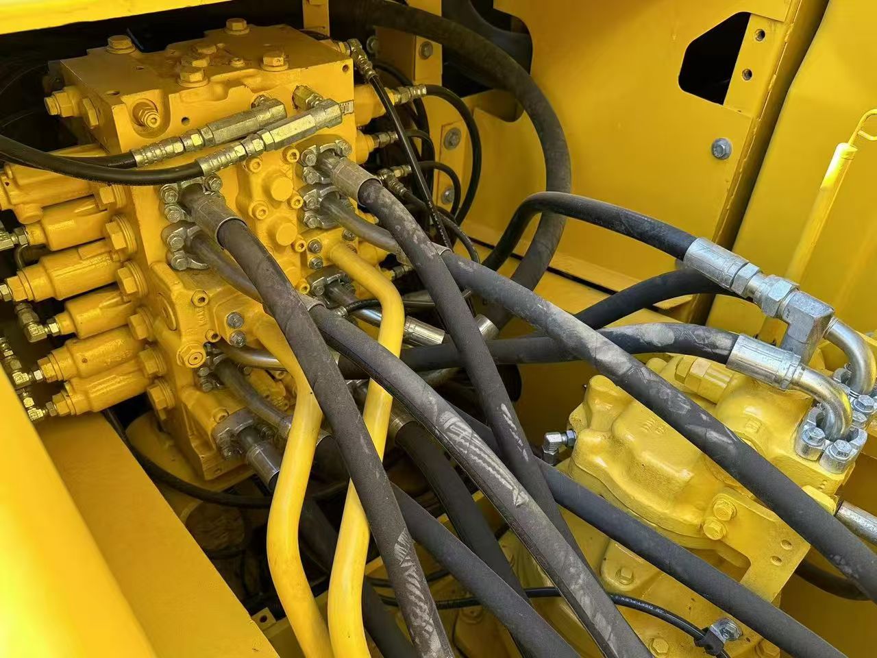 Komatsu PC200 photo 6