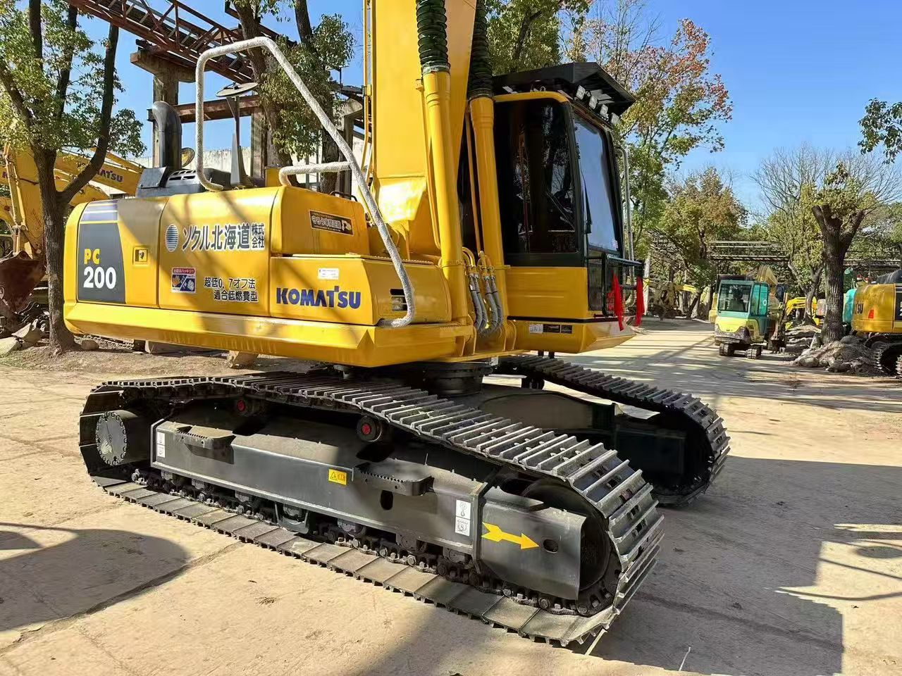 Komatsu PC200 photo 2
