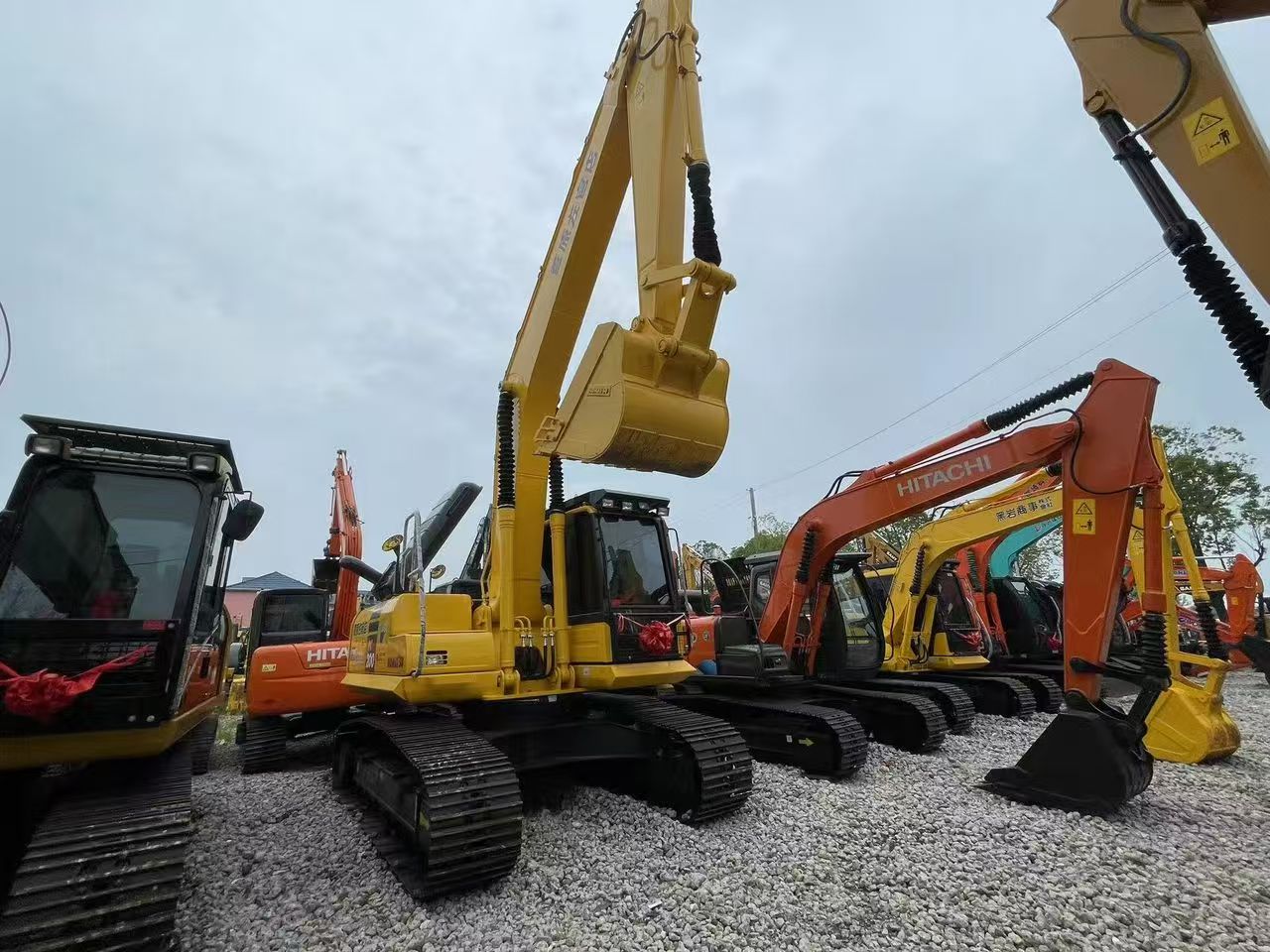 Komatsu PC200 photo 1