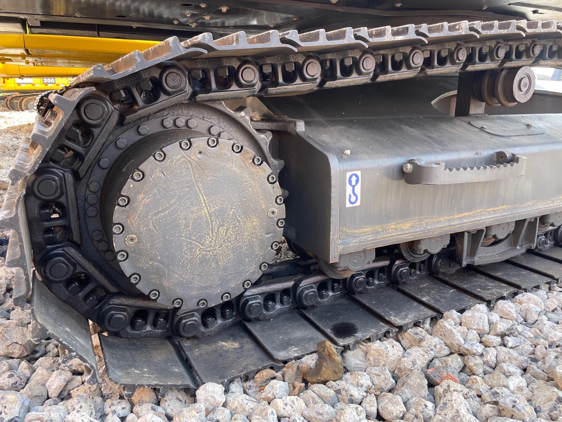 Volvo EC240 photo 4
