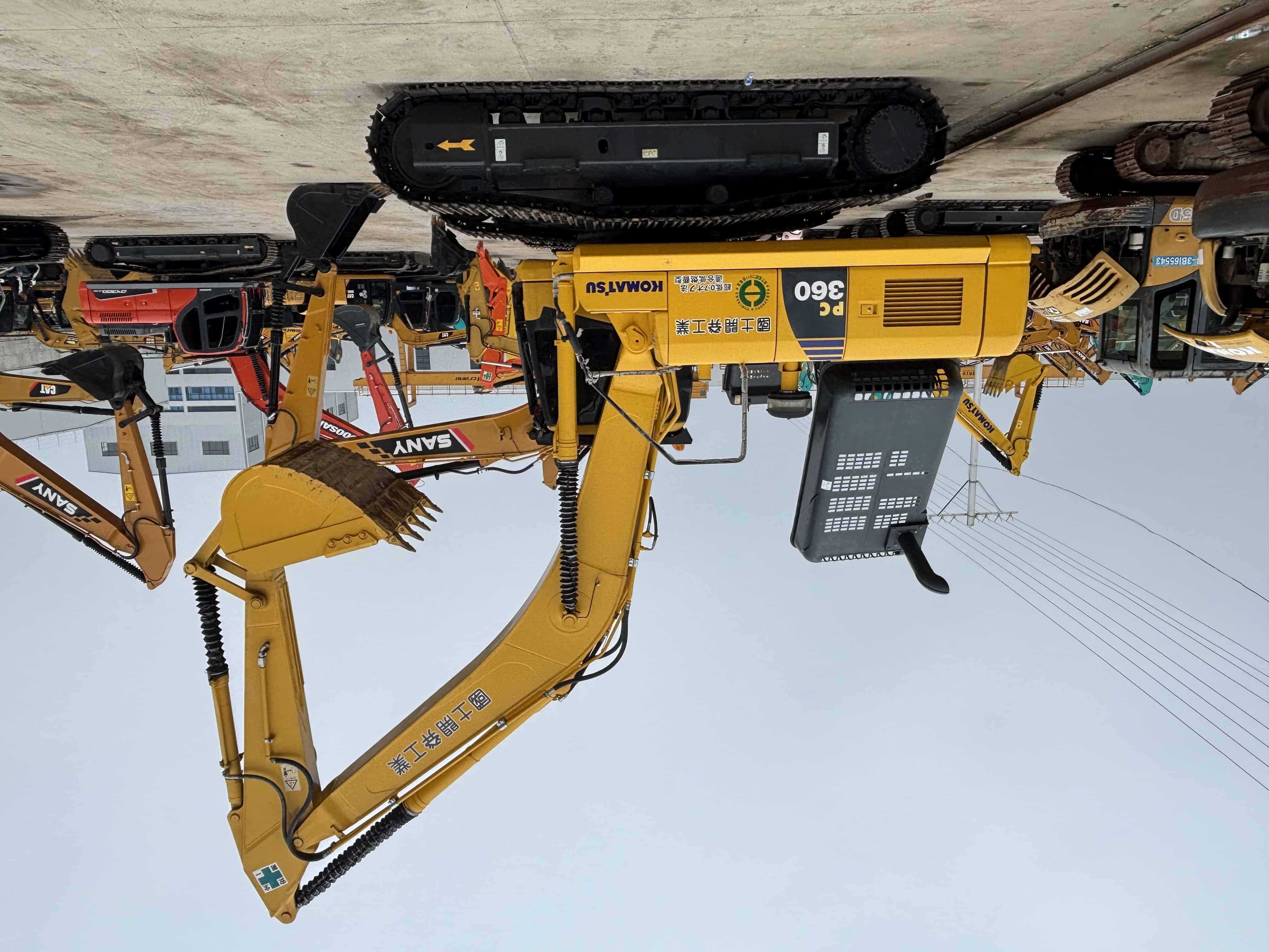 Komatsu PC360 photo 1