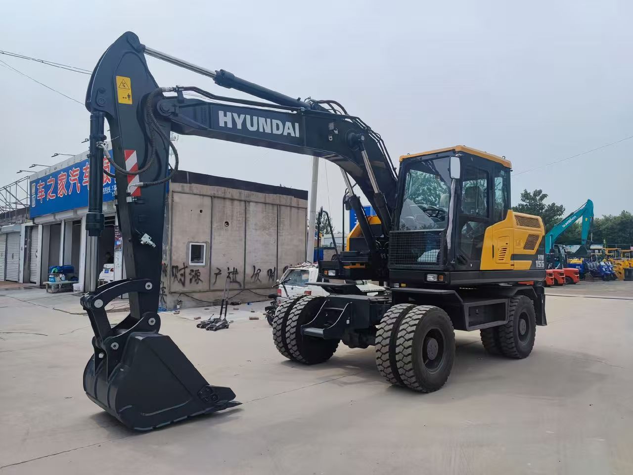 Hyundai HW155 wheeled excavator photo 2