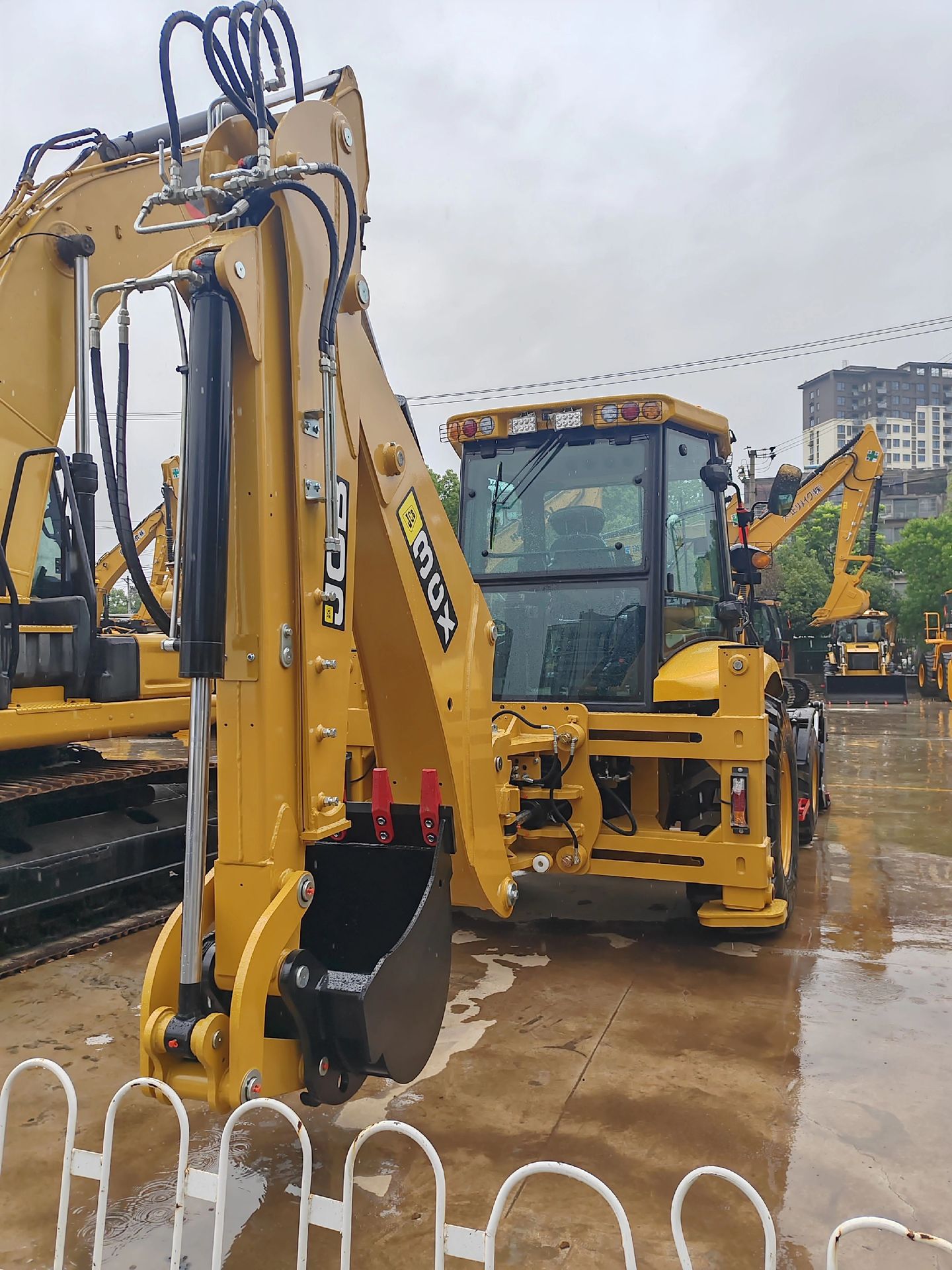 JCB-3CX backhoe loader photo 8