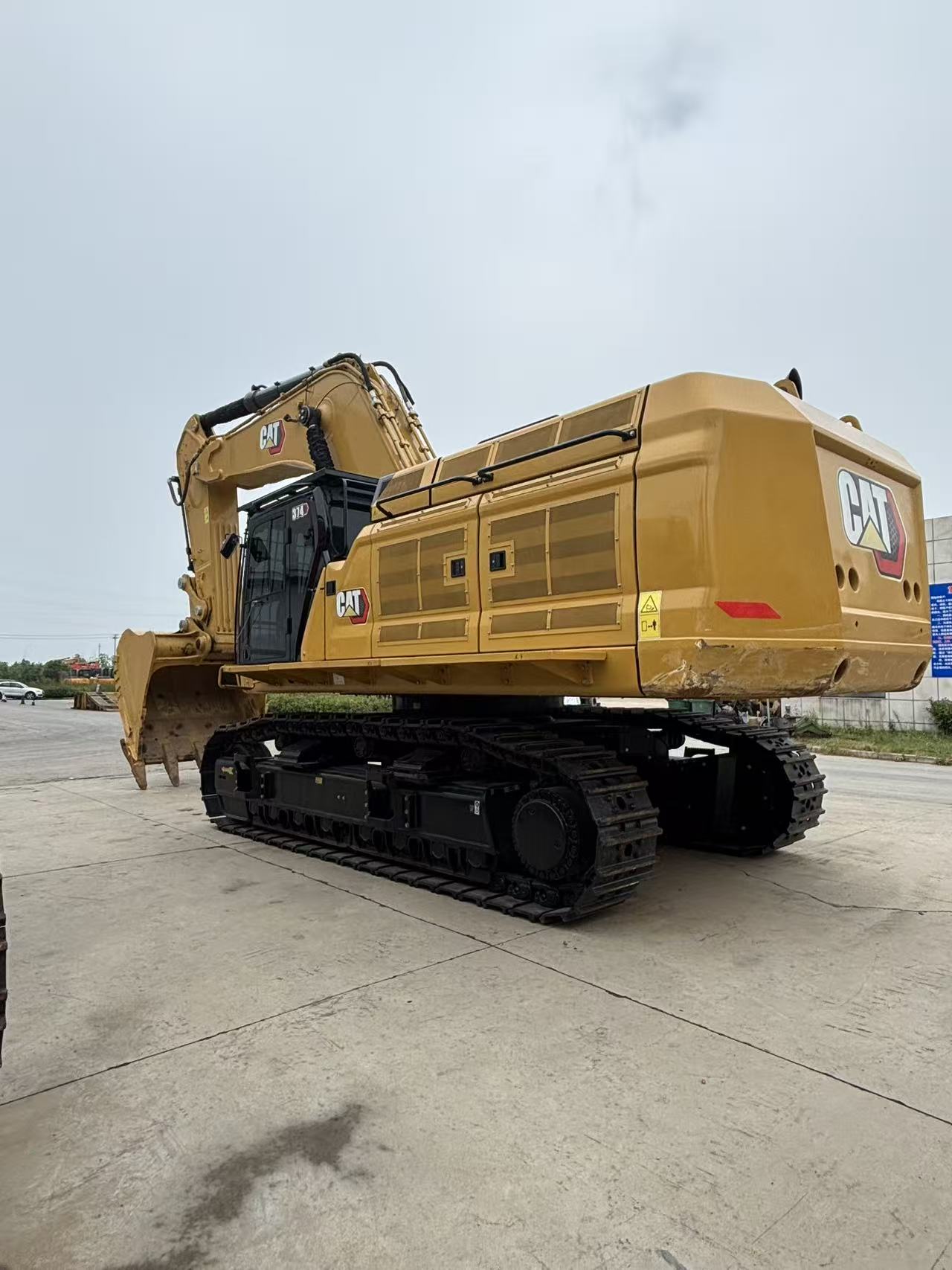 Cat 374 photo 3