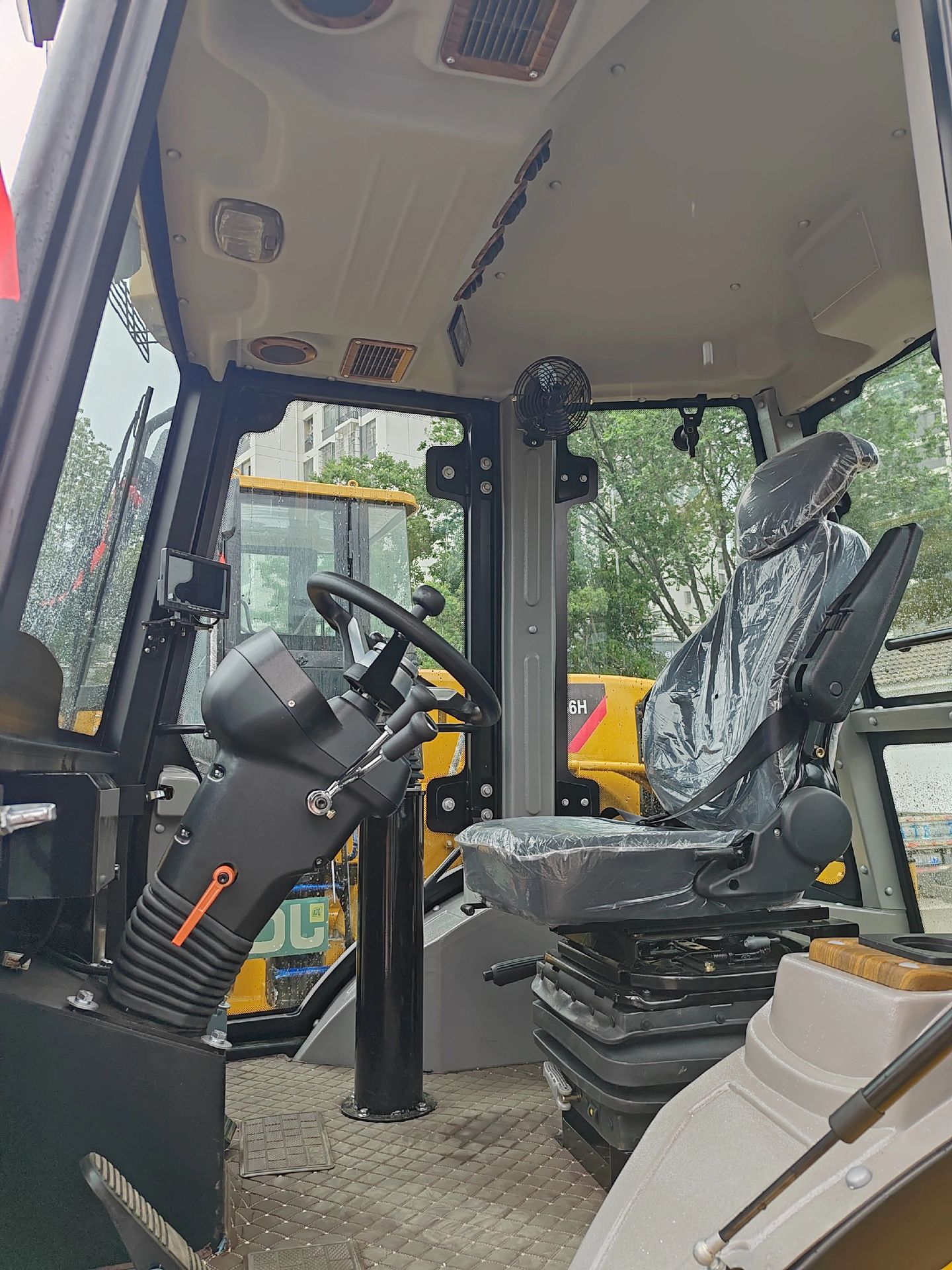 JCB-3CX backhoe loader photo 9