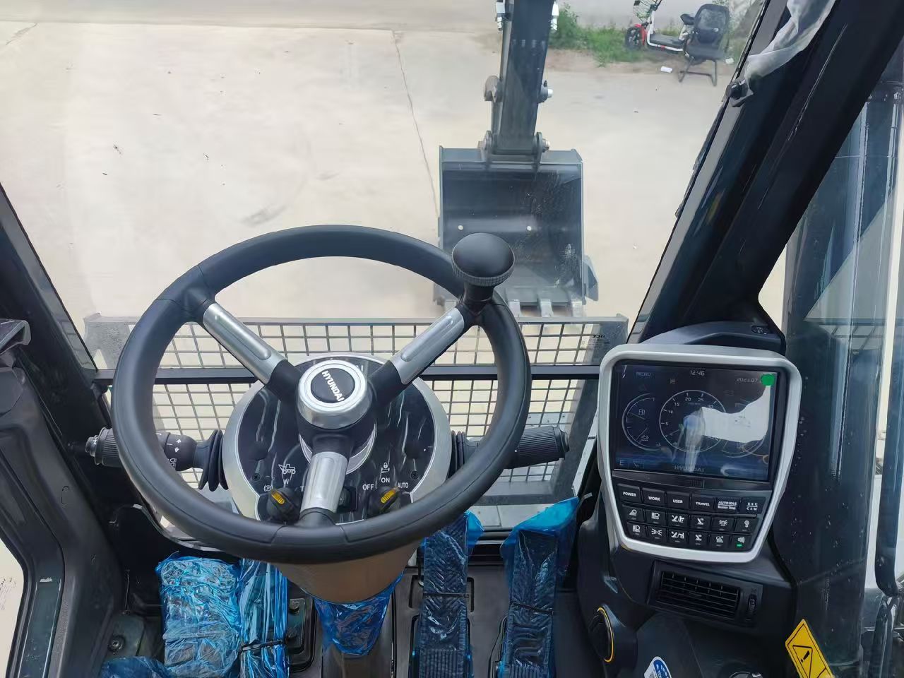 Hyundai HW155 wheeled excavator photo 6
