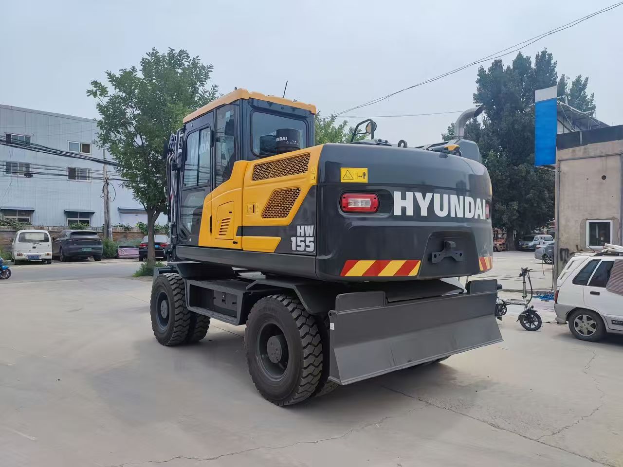 Hyundai HW155 wheeled excavator photo 4