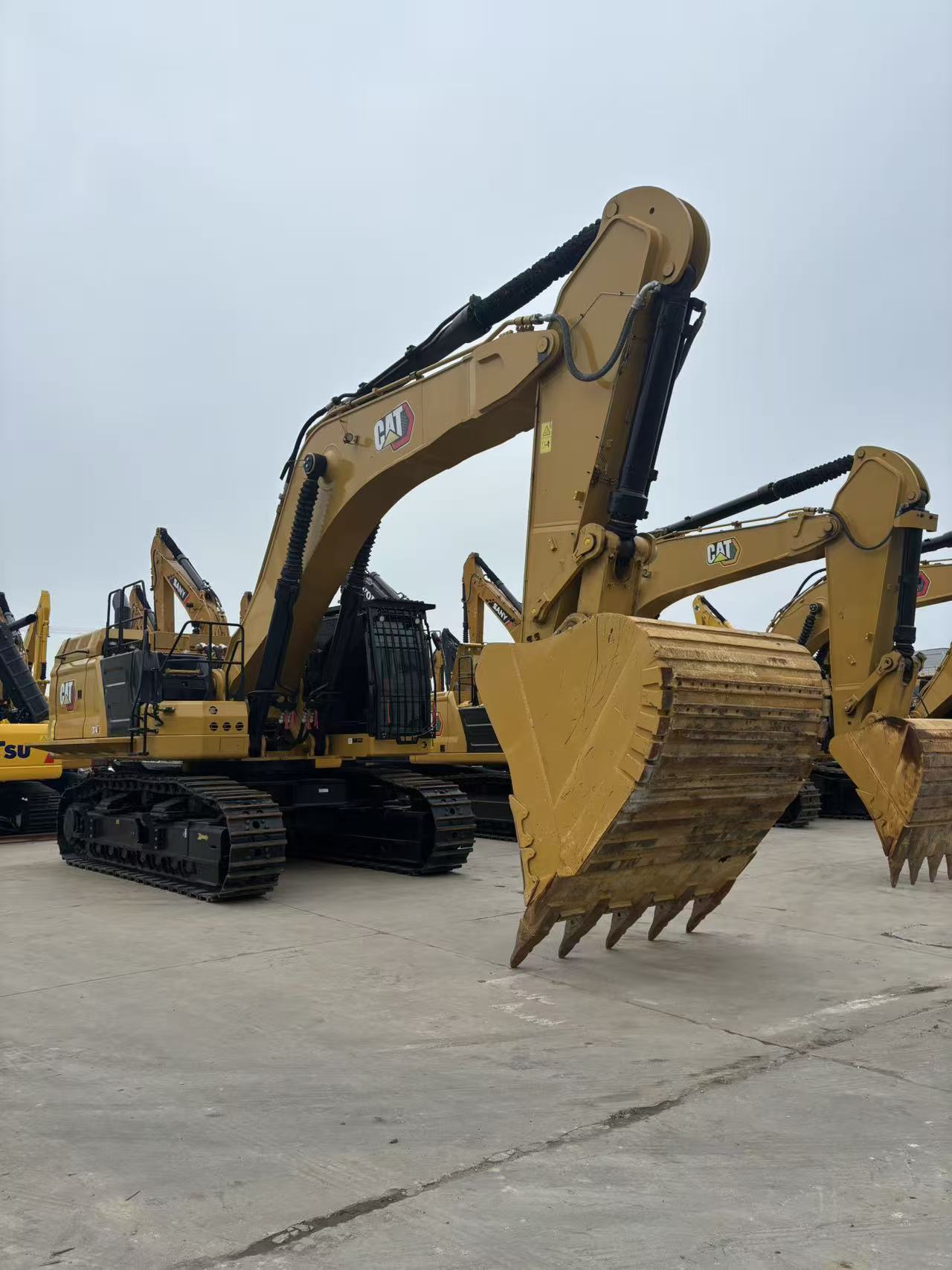 Cat 374 photo 2